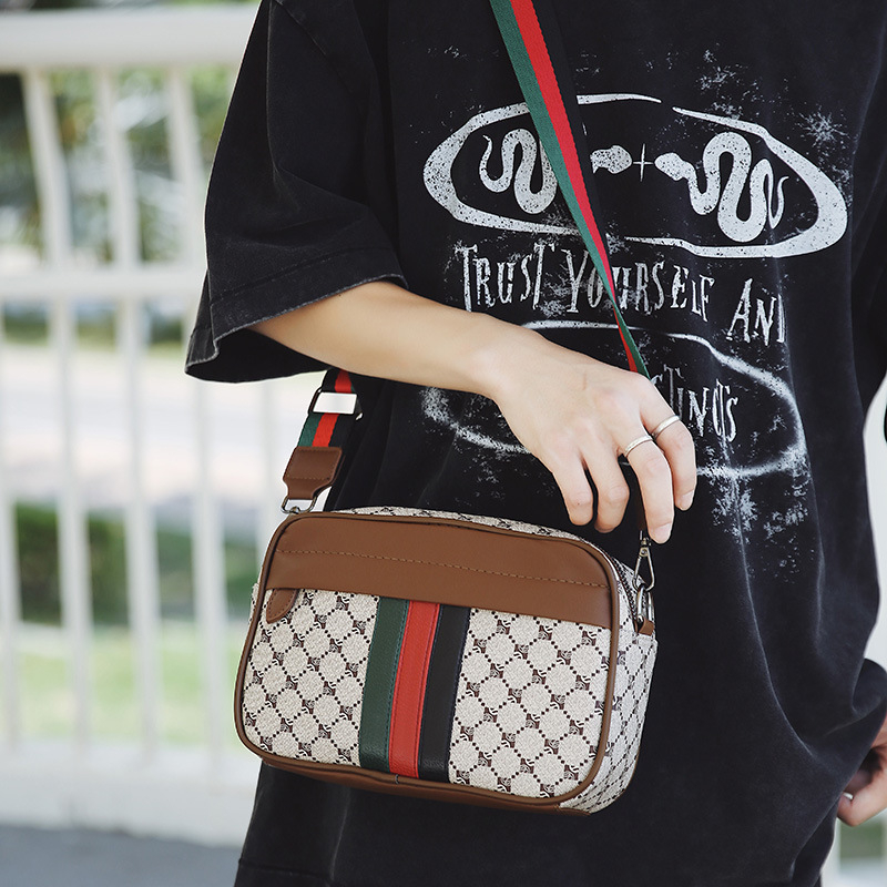 Vyriska pečių rankinė, Korėjietiško stiliaus, kasdieniam naudojimui (PU medžiaga, poliesterio pamušalas, dryžių raštas, suderinama su 14 colių nešiojamuoju, vasara 2025)