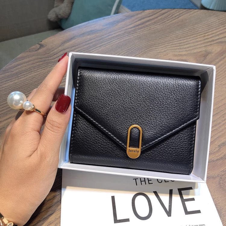 Moteriška piniginė iš tikros odos iš pirmojo sluoksnio; užsegimas sagtimi; viduje banknotų kilpa, nuotraukų vieta, ID langelis ir kortelių skyriai; horizontali kvadrato forma; miesto paprastumo stilius.