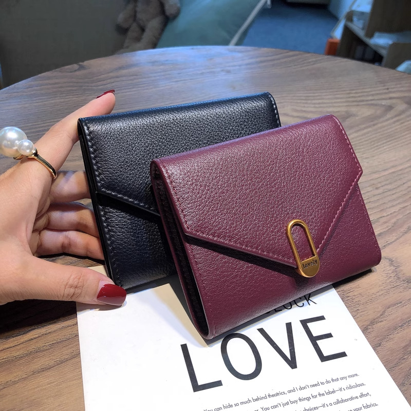 Moteriška piniginė iš tikros odos iš pirmojo sluoksnio; užsegimas sagtimi; viduje banknotų kilpa, nuotraukų vieta, ID langelis ir kortelių skyriai; horizontali kvadrato forma; miesto paprastumo stilius.