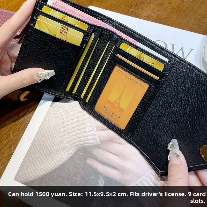 Moteriška piniginė iš tikros odos iš pirmojo sluoksnio; užsegimas sagtimi; viduje banknotų kilpa, nuotraukų vieta, ID langelis ir kortelių skyriai; horizontali kvadrato forma; miesto paprastumo stilius.