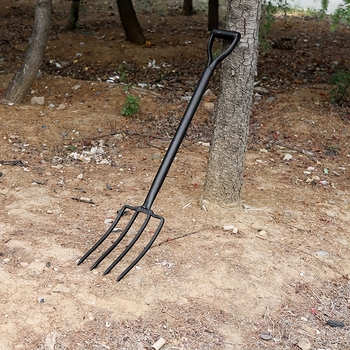 Dirvožemio apvertimo šakė – plieninė žemės ūkio priemonė, rankinis žemės kasymas, tinkama žemės ūkiui, pritaikytas apdorojimas