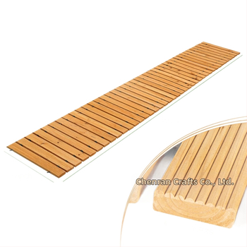 Sulankstoma medinė sodo takelė, baro formos, lauko takas, šiuolaikiškas paprastas stilius, plaunama