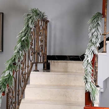 Rotango Kalėdinė sieninė dekoracija su dirbtiniais PE lapais, vidaus naudojimui (Prekės ženklas: Thousand Flowers; Medžiaga: minkštas PVC; Gamyba: įpurškimo formavimas; Įvairovė: pušies šakelės)