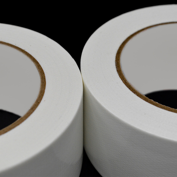 Audinių kilimų siūlių juosta — atspari abrazijai, atspari vandeniui, lengvai plyštanti, aukšta adhezija, skirta kilimų siūlėms