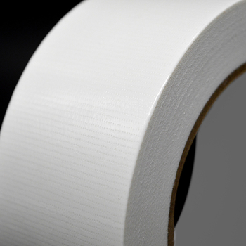 Audinių kilimų siūlių juosta — atspari abrazijai, atspari vandeniui, lengvai plyštanti, aukšta adhezija, skirta kilimų siūlėms