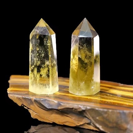 Citrīna kristāla kolonna – sešstūraina prizma, kartona iepakojums, mūsdienīgs minimālisma stils