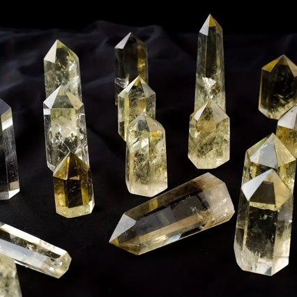 Citrīna kristāla kolonna – sešstūraina prizma, kartona iepakojums, mūsdienīgs minimālisma stils