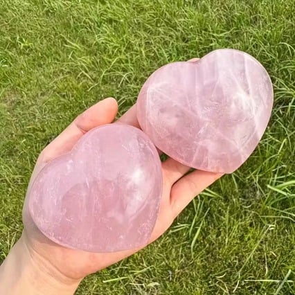Kristāla plaukstas akmens — rozā kvarca sirds formas, ģeometrisks dekors, mūsdienīgs minimālisma stils, gatavs dāvanai kāzām un dzimšanas dienām