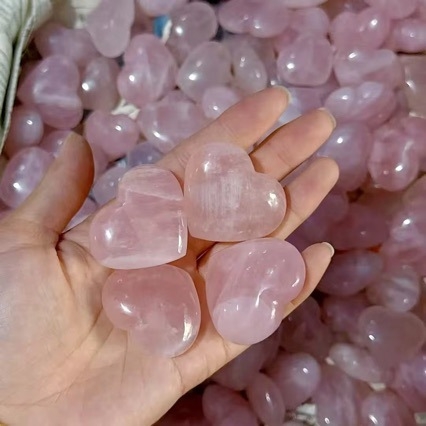 Kristāla plaukstas akmens — rozā kvarca sirds formas, ģeometrisks dekors, mūsdienīgs minimālisma stils, gatavs dāvanai kāzām un dzimšanas dienām