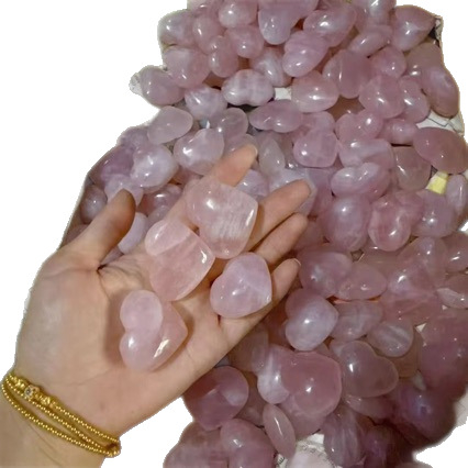 Kristāla plaukstas akmens — rozā kvarca sirds formas, ģeometrisks dekors, mūsdienīgs minimālisma stils, gatavs dāvanai kāzām un dzimšanas dienām