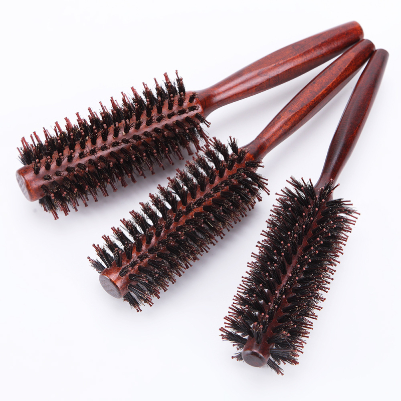 Medinė ritinėlių plaukų šukė su natūraliais pluoštais ir nailoniniais ritiniais, kvadratinė rankenėlė, 1 vnt