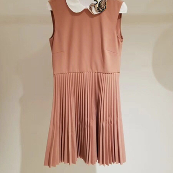 Ujjatlan ruha polo gallérral, kézzel hímzett gyöngyökkel díszítve, poliészter krepp anyag, pliszírozott középhosszú szoknyával