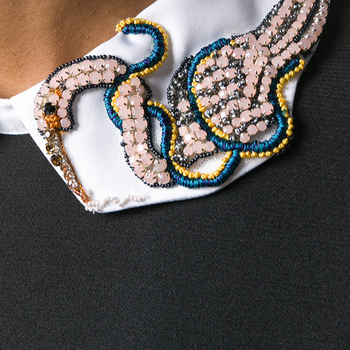 Ujjatlan ruha polo gallérral, kézzel hímzett gyöngyökkel díszítve, poliészter krepp anyag, pliszírozott középhosszú szoknyával