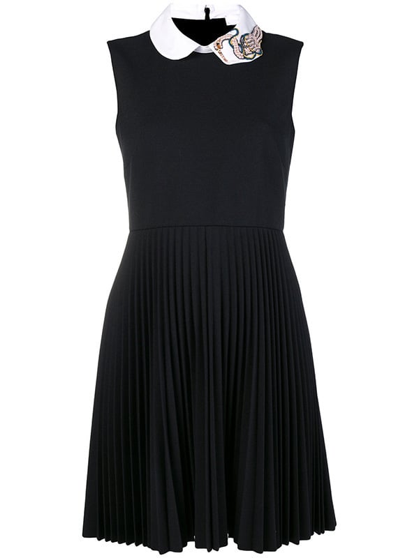 Ujjatlan ruha polo gallérral, kézzel hímzett gyöngyökkel díszítve, poliészter krepp anyag, pliszírozott középhosszú szoknyával