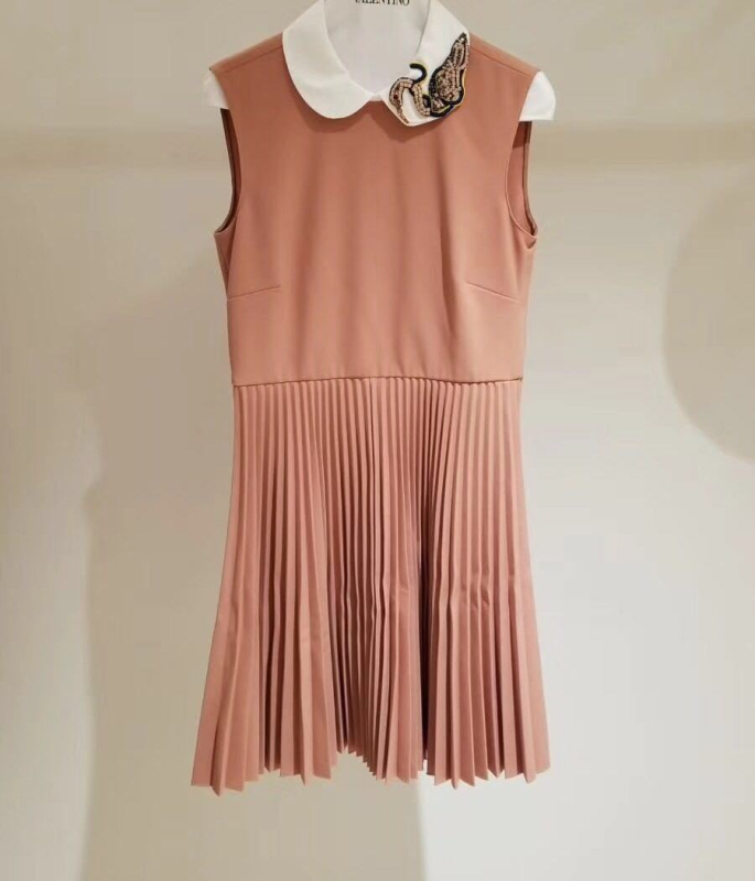 Ujjatlan ruha polo gallérral, kézzel hímzett gyöngyökkel díszítve, poliészter krepp anyag, pliszírozott középhosszú szoknyával