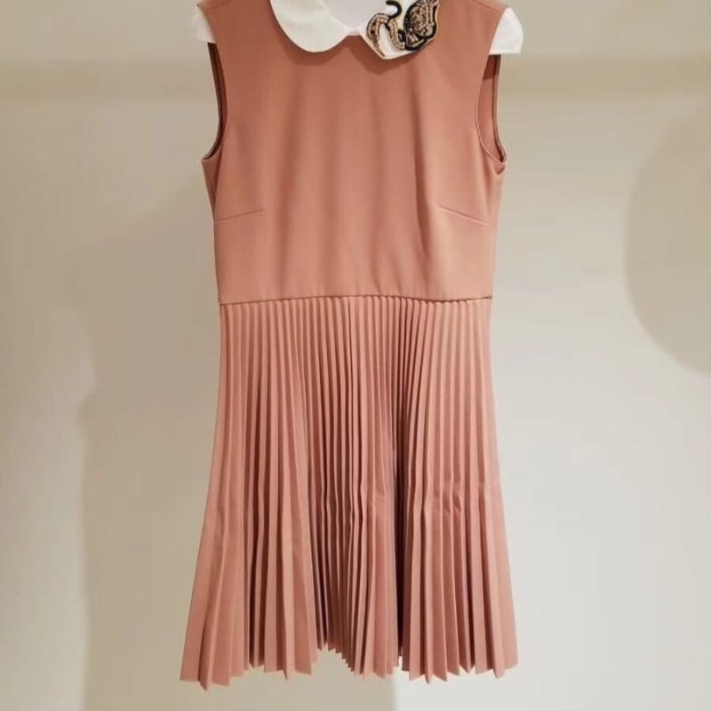 Ujjatlan ruha polo gallérral, kézzel hímzett gyöngyökkel díszítve, poliészter krepp anyag, pliszírozott középhosszú szoknyával