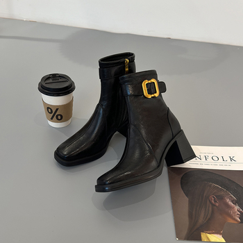 Γυναικείες κοντές μποτάκια από δέρμα αγελάδας, τετράγωνη μύτη, χοντρός τακούνι, μέτριο ύψος γάμπας, πλευρικός φερμουάρ