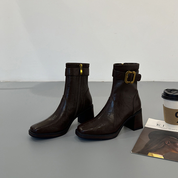 Γυναικείες κοντές μποτάκια από δέρμα αγελάδας, τετράγωνη μύτη, χοντρός τακούνι, μέτριο ύψος γάμπας, πλευρικός φερμουάρ