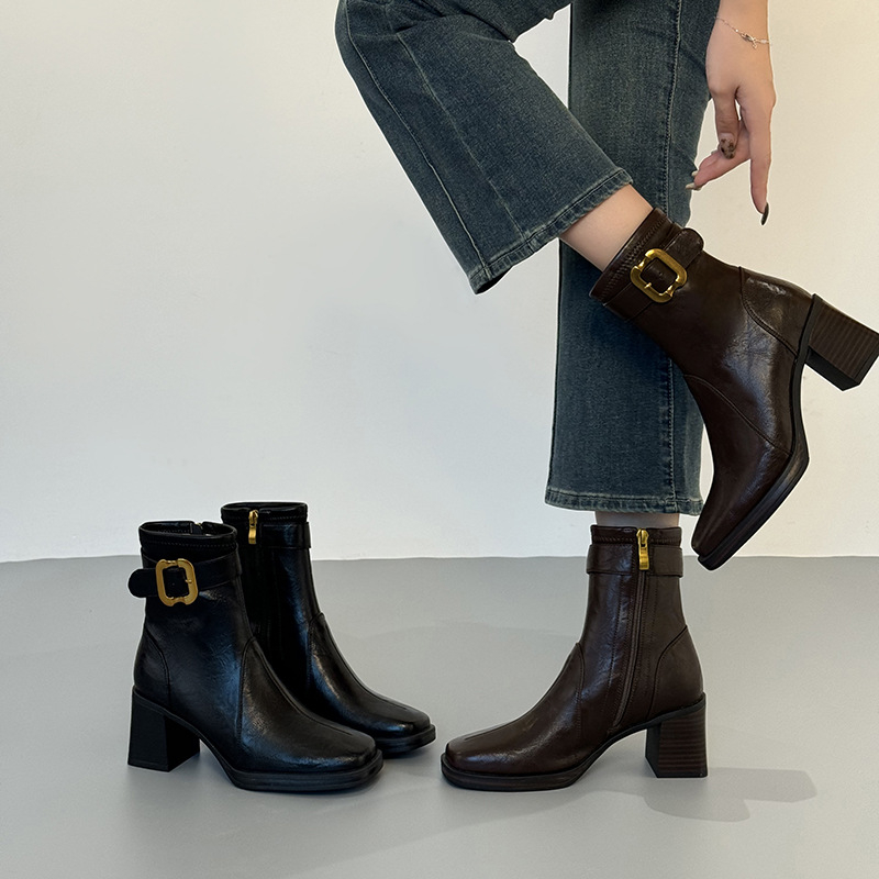 Γυναικείες κοντές μποτάκια από δέρμα αγελάδας, τετράγωνη μύτη, χοντρός τακούνι, μέτριο ύψος γάμπας, πλευρικός φερμουάρ