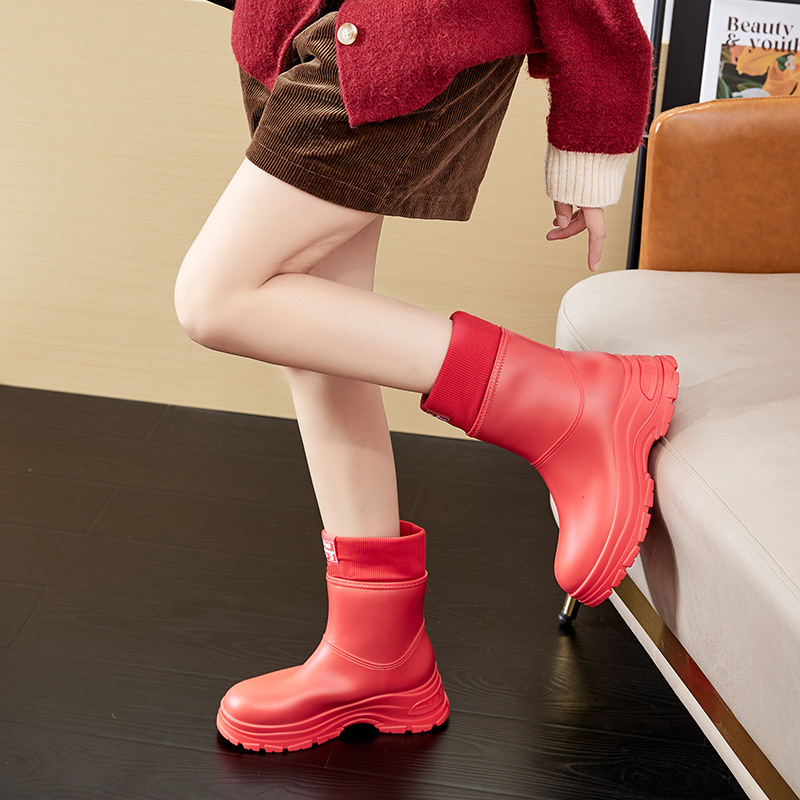 Moters lietaus batai su vidutiniu kulkšnies aukščiu, velūrinė įdaila, PVC viršus, atsparūs vandeniui, neslidus padas