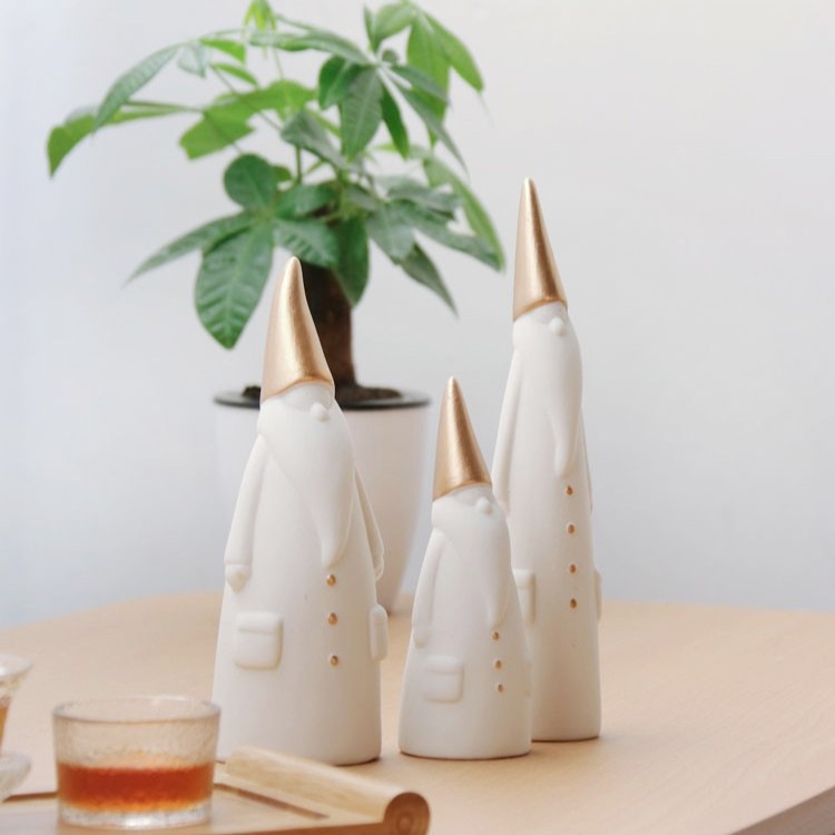 Porcelianė vaza su Kalėdų seneliu, šiaurės Europos Kalėdinis dekoras, šiuolaikinis minimalistinis stilius, prekės ženklas A search for ceramics