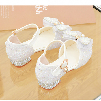 Mergaičių sandalai - princesės stiliaus su krištolo akcentais, viršutinė medžiaga sintetinė oda, padas iš sintetinės gumos, Velcro užsegimas, amžius 4–6 metai