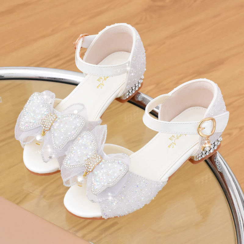 Mergaičių sandalai - princesės stiliaus su krištolo akcentais, viršutinė medžiaga sintetinė oda, padas iš sintetinės gumos, Velcro užsegimas, amžius 4–6 metai