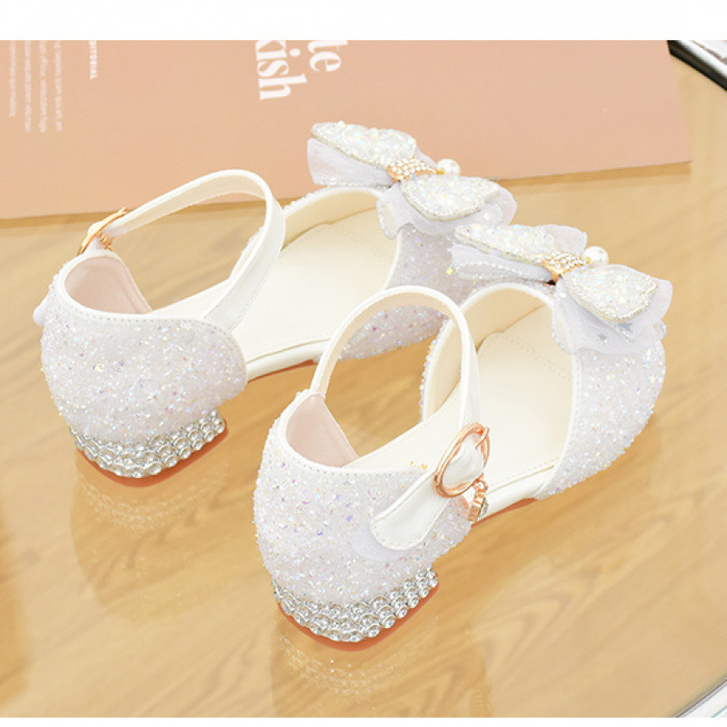 Mergaičių sandalai - princesės stiliaus su krištolo akcentais, viršutinė medžiaga sintetinė oda, padas iš sintetinės gumos, Velcro užsegimas, amžius 4–6 metai