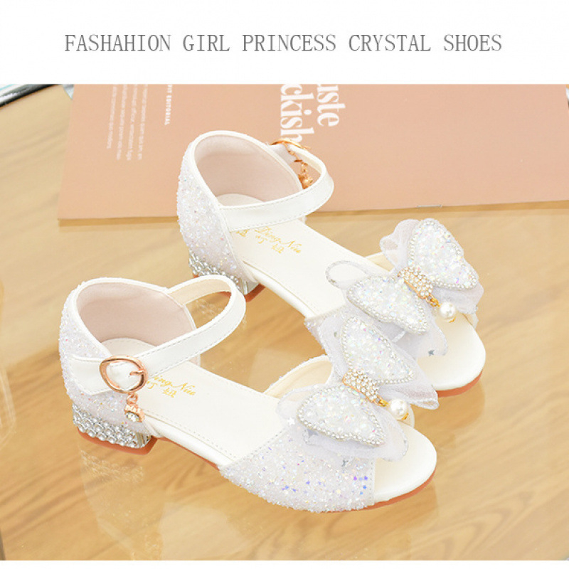 Mergaičių sandalai - princesės stiliaus su krištolo akcentais, viršutinė medžiaga sintetinė oda, padas iš sintetinės gumos, Velcro užsegimas, amžius 4–6 metai