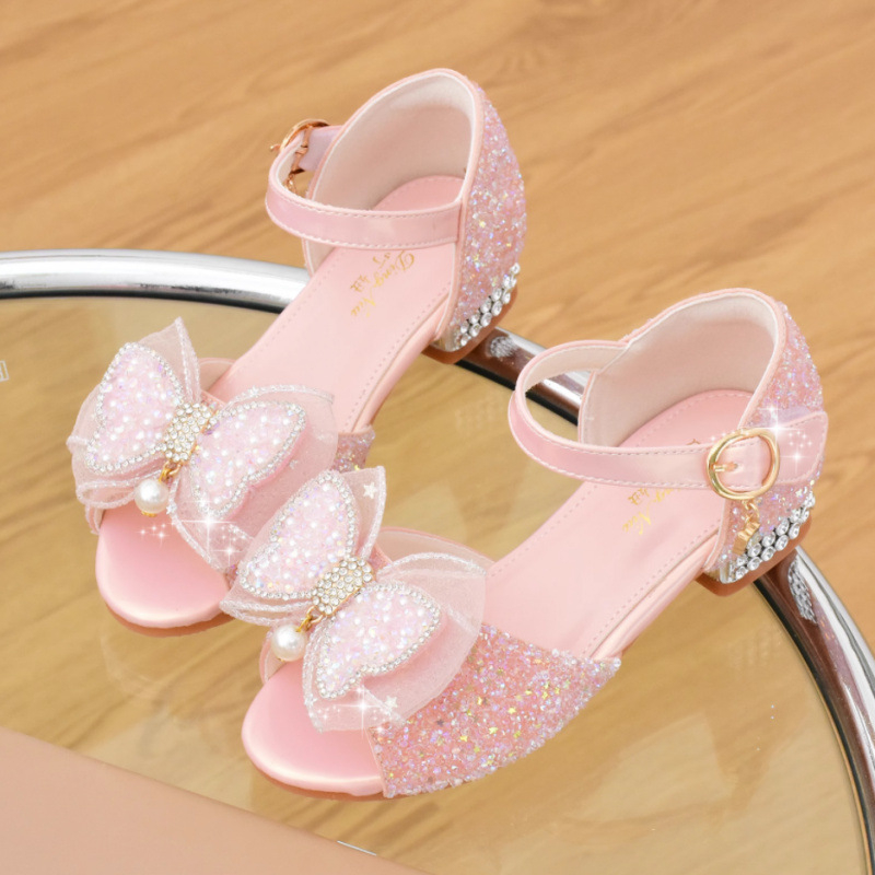 Mergaičių sandalai - princesės stiliaus su krištolo akcentais, viršutinė medžiaga sintetinė oda, padas iš sintetinės gumos, Velcro užsegimas, amžius 4–6 metai