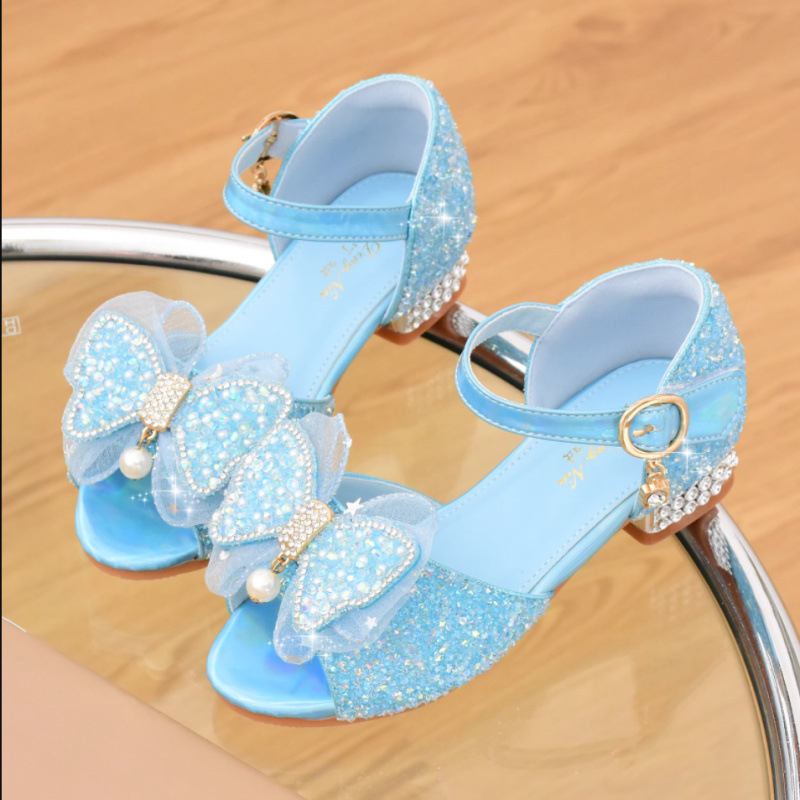 Mergaičių sandalai - princesės stiliaus su krištolo akcentais, viršutinė medžiaga sintetinė oda, padas iš sintetinės gumos, Velcro užsegimas, amžius 4–6 metai