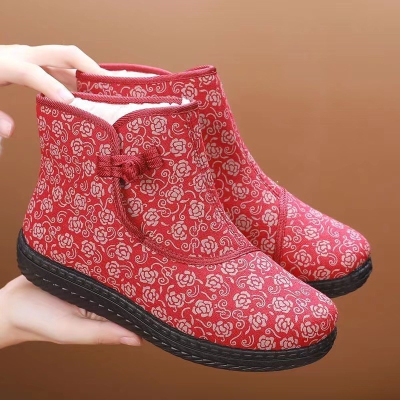 Női téli pamutcsizma fleece béléssel, középmagas felsőrész, virágos mintázat, kerek orr, oldalsó csatt, alacsony sarok