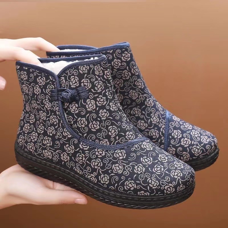 Női téli pamutcsizma fleece béléssel, középmagas felsőrész, virágos mintázat, kerek orr, oldalsó csatt, alacsony sarok