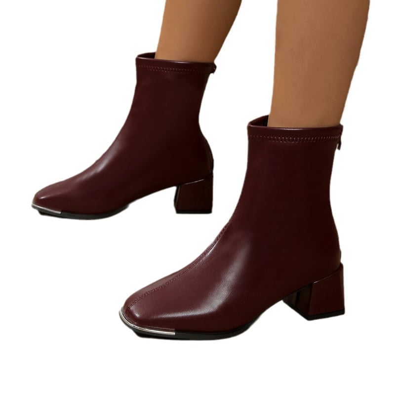 Rövid csizma hátul cipzárral, PU felsőrész, gumitalp, vastag 3-5 cm sarok