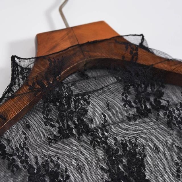 Женска блуза за основа с дантела и изрязани детайли, полуприпокриваща висока яка, дълги ръкави, полиестер 80–90%, пролет 2024