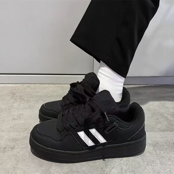 Moteriški sportiniai bateliai iš dirbtinės odos, gumos padas, žemas viršus 0-3 cm, aukščio didinimas, priešslydžio savybės