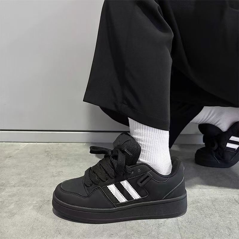 Moteriški sportiniai bateliai iš dirbtinės odos, gumos padas, žemas viršus 0-3 cm, aukščio didinimas, priešslydžio savybės