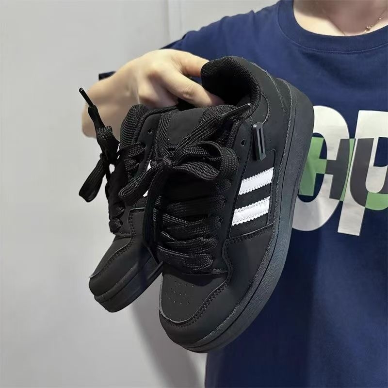 Moteriški sportiniai bateliai iš dirbtinės odos, gumos padas, žemas viršus 0-3 cm, aukščio didinimas, priešslydžio savybės