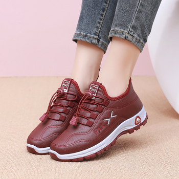 Női téli vízálló cipő PU felsőrésszel, belső szőrme béléssel, alacsony boka, slip-on