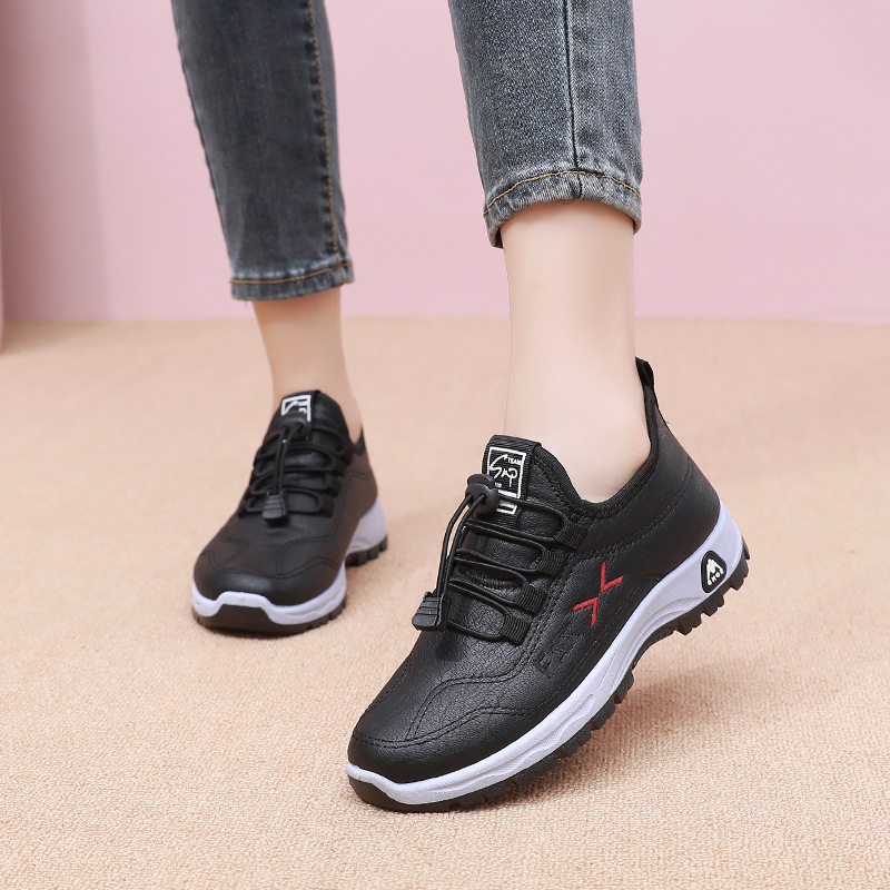 Női téli vízálló cipő PU felsőrésszel, belső szőrme béléssel, alacsony boka, slip-on