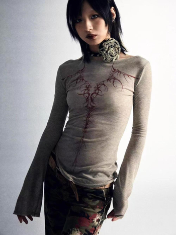 Топ с дълъг ръкав, абстрактен принт, тесен силует, квадратно деколте, полиестер-еластанова смес (70–80% полиестер, <30% еластан)