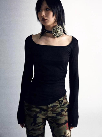 Топ с дълъг ръкав, абстрактен принт, тесен силует, квадратно деколте, полиестер-еластанова смес (70–80% полиестер, <30% еластан)