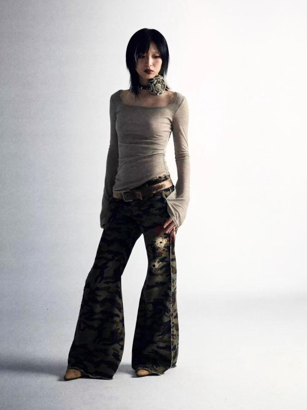 Топ с дълъг ръкав, абстрактен принт, тесен силует, квадратно деколте, полиестер-еластанова смес (70–80% полиестер, <30% еластан)