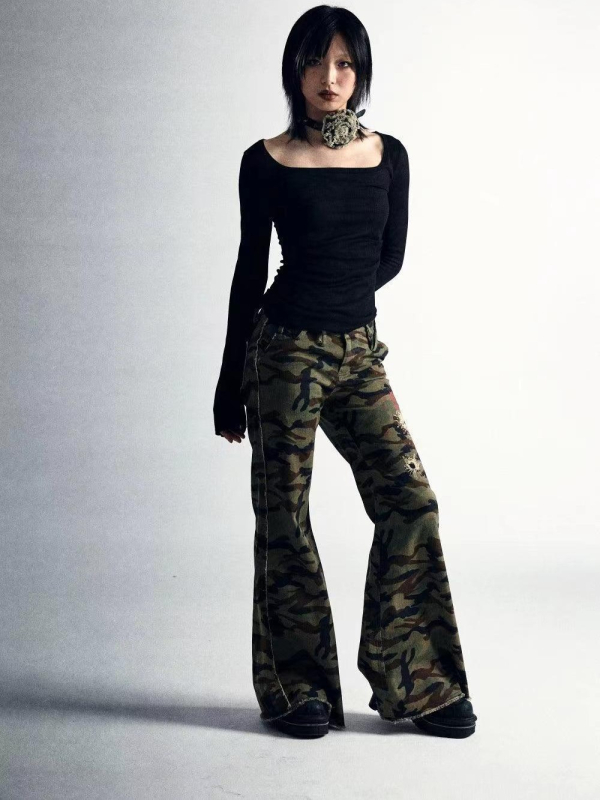 Топ с дълъг ръкав, абстрактен принт, тесен силует, квадратно деколте, полиестер-еластанова смес (70–80% полиестер, <30% еластан)