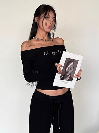 Tricou cu litere strălucitoare din cristale, mâneci lungi, decolteu pătrat, croială slim, lungime scurtă, poliester.