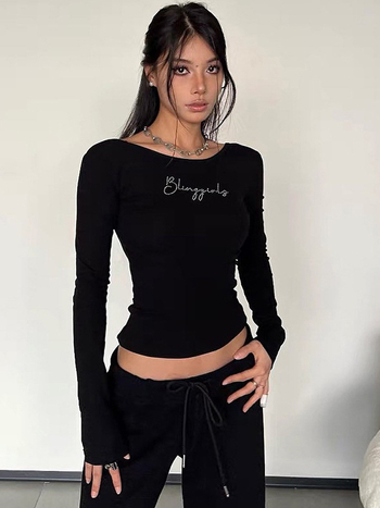 Tricou cu litere strălucitoare din cristale, mâneci lungi, decolteu pătrat, croială slim, lungime scurtă, poliester.