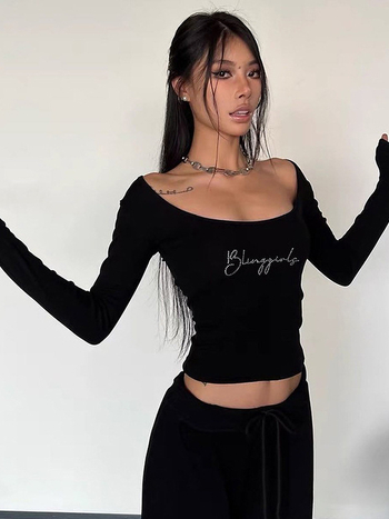 Tricou cu litere strălucitoare din cristale, mâneci lungi, decolteu pătrat, croială slim, lungime scurtă, poliester.