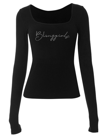 Tricou cu litere strălucitoare din cristale, mâneci lungi, decolteu pătrat, croială slim, lungime scurtă, poliester.