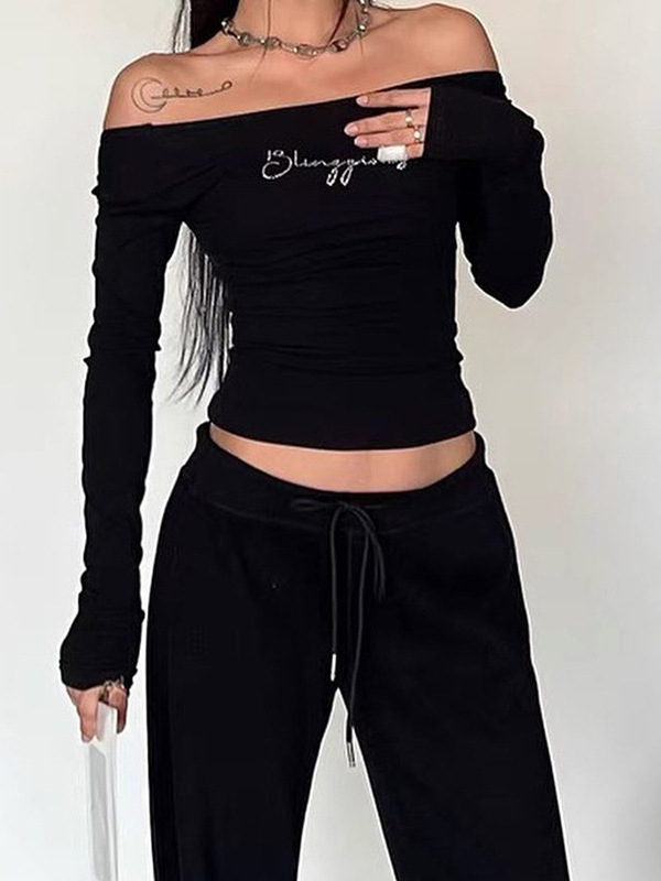 Tricou cu litere strălucitoare din cristale, mâneci lungi, decolteu pătrat, croială slim, lungime scurtă, poliester.