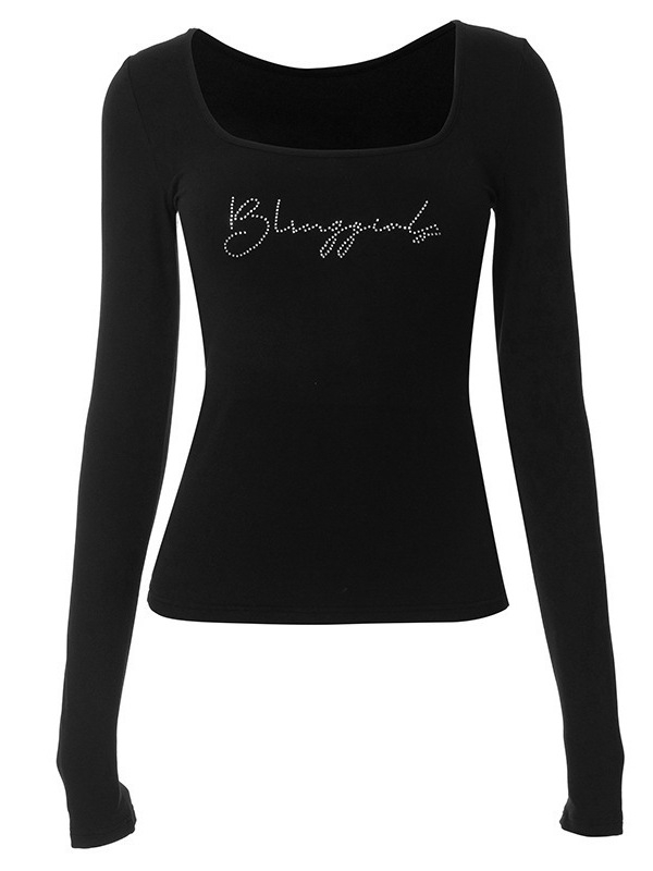 Tricou cu litere strălucitoare din cristale, mâneci lungi, decolteu pătrat, croială slim, lungime scurtă, poliester.